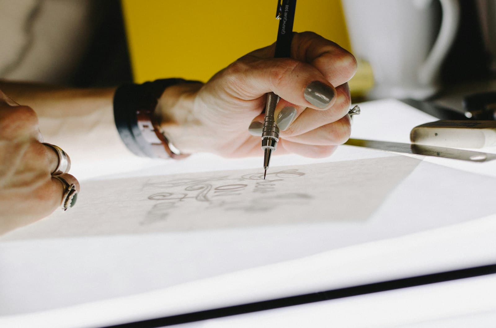 Σχεδιασμός lettering με μολύβι